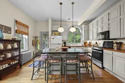 St Anne's Manor | Walk to Downtown! • Sleeps 8