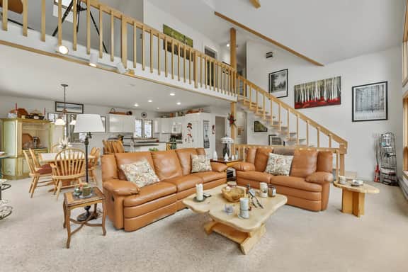 Gilbert Ski Chalet | 3 min to Catamount!