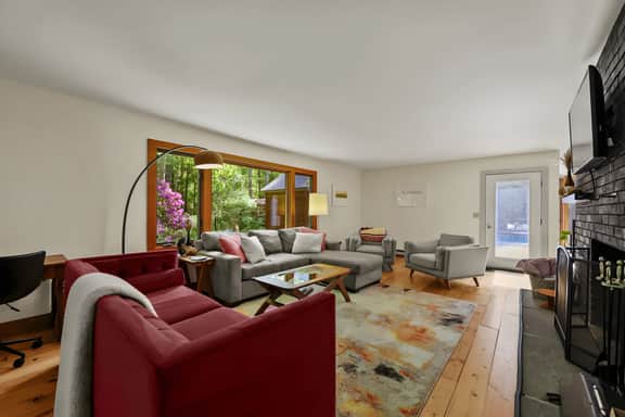 The Summerwood Hideout | Mins to Downtown! • Pool