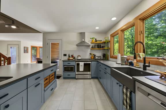 The Summerwood Hideout | Mins to Downtown! • Pool