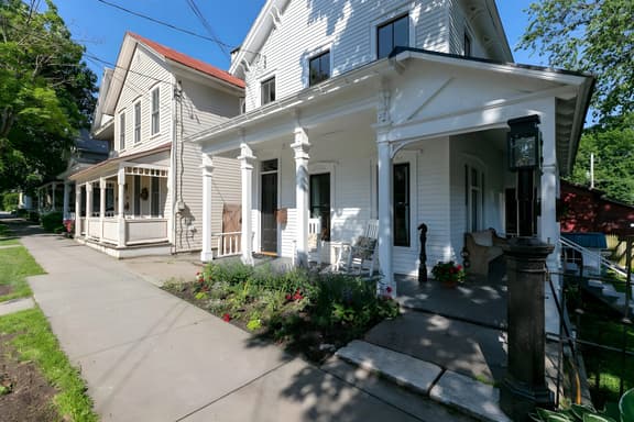 The Gas Lantern | Walk to downtown