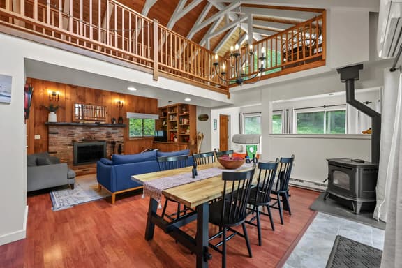Pixley Forest | 15 Mins To Tanglewood • Fireplace