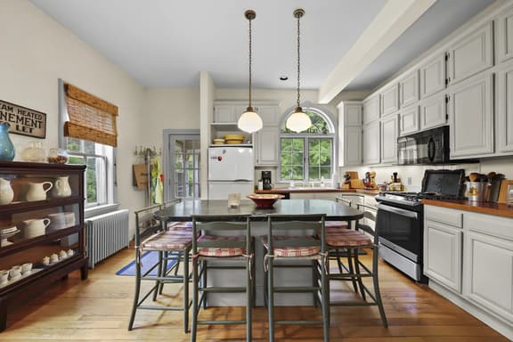 St Anne's Manor | Walk to Downtown! • Sleeps 8